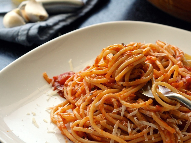 Olive oil, garlic, and crushed red pepper pasta sauce